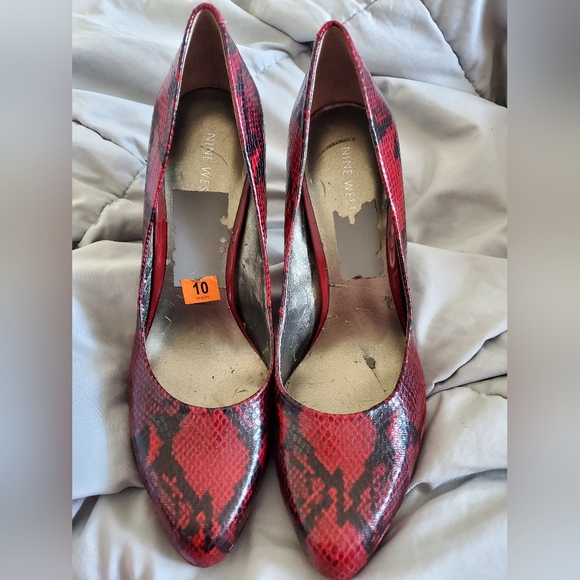 NWT Size 10 Gorgeous Nine West Snakeskin Pumps - black & red "Rocha" - Picture 1 of 7